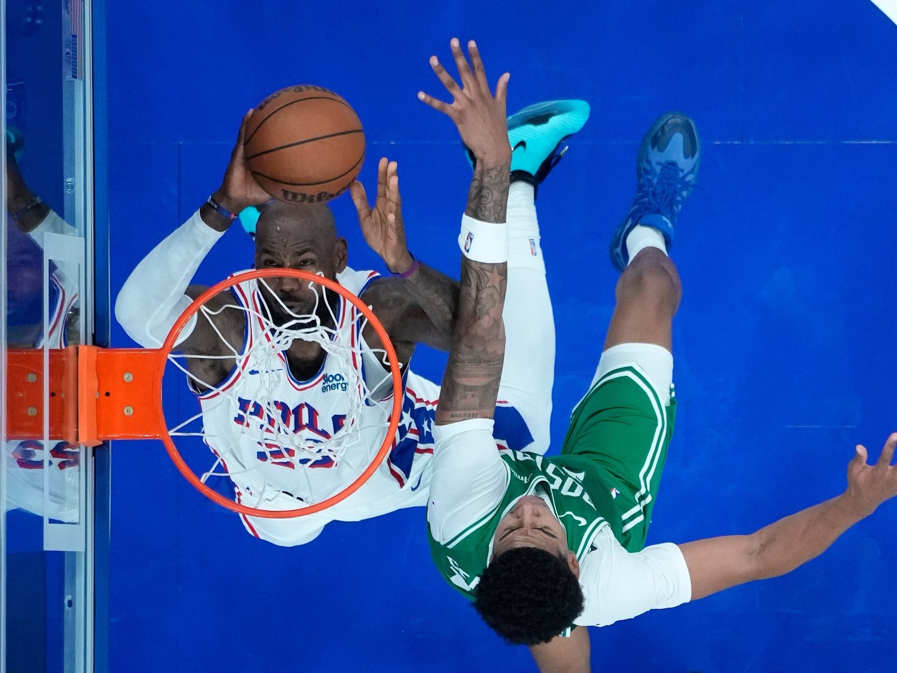 LeBron volvió a sentirse local: el Rey cerró un alley-oop con Maxey y la cancha se rindió a sus pies