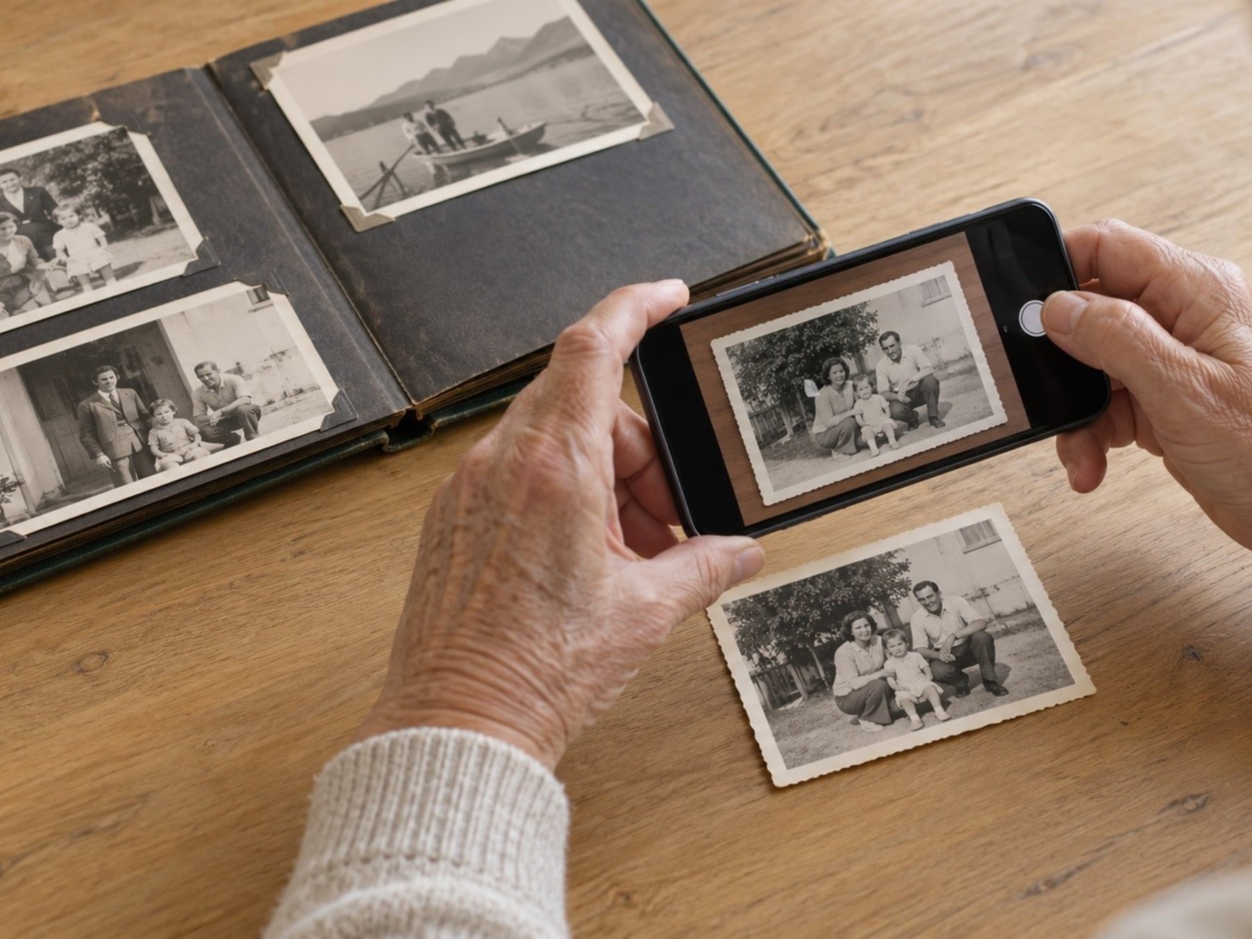 Ese cajón con fotos que nadie abre: cómo pasar todo al celular antes de que sea tarde