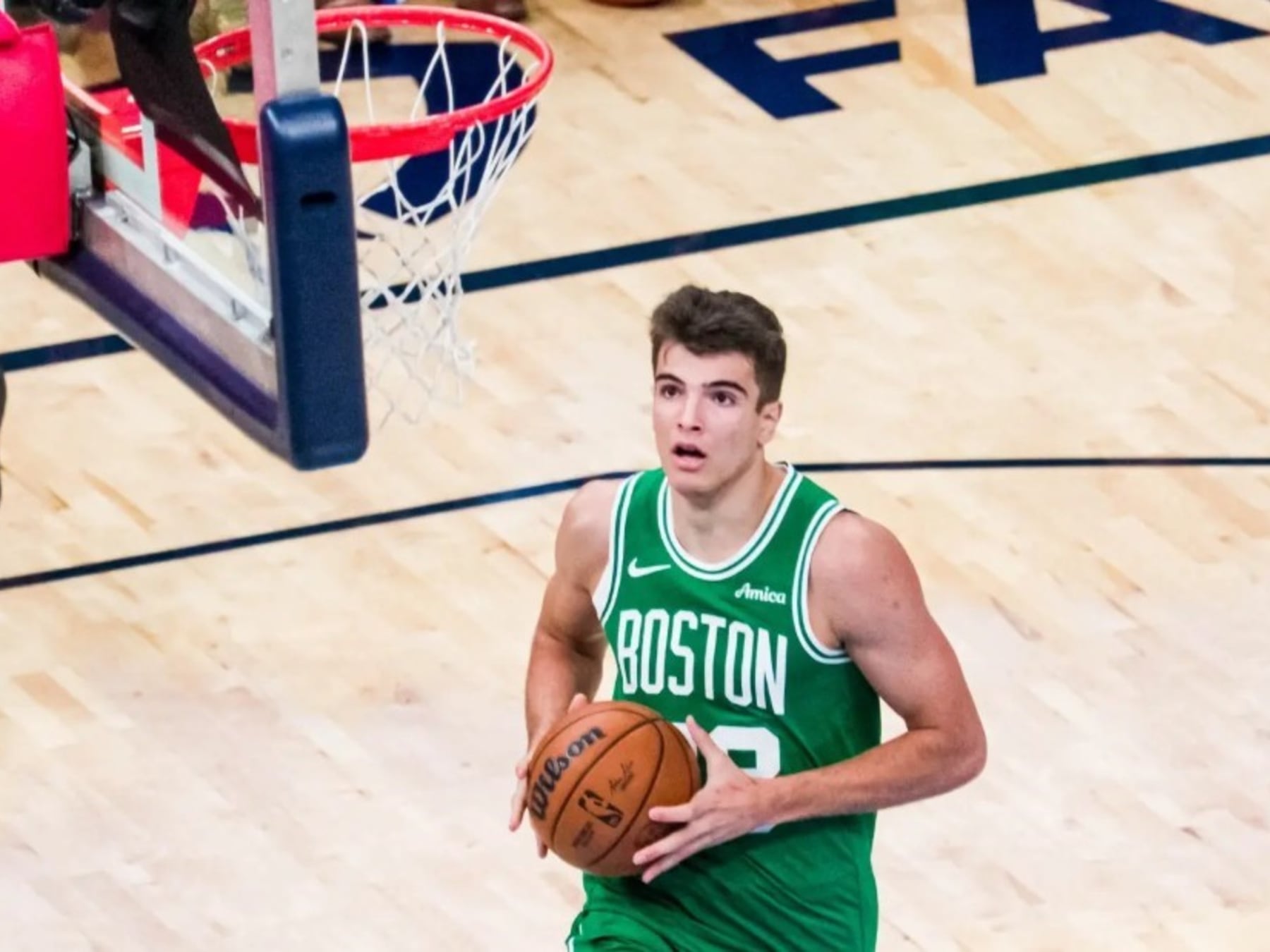 González se mandó una volcada con pasos de más y los árbitros de la NBA le dijeron que sí