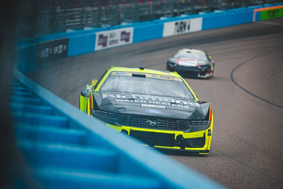 Blaney y el Penske se adueñan de la pole en Phoenix mientras Larson se complica desde el arranque