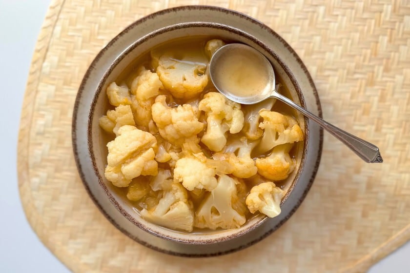 La sopa de coliflor en trozos que revive la cuchara en la mesa