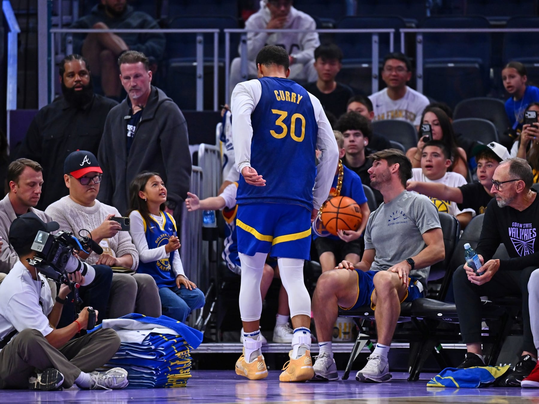 Mala leche: Curry arregló su extensión y se torció el tobillo antes de empezar