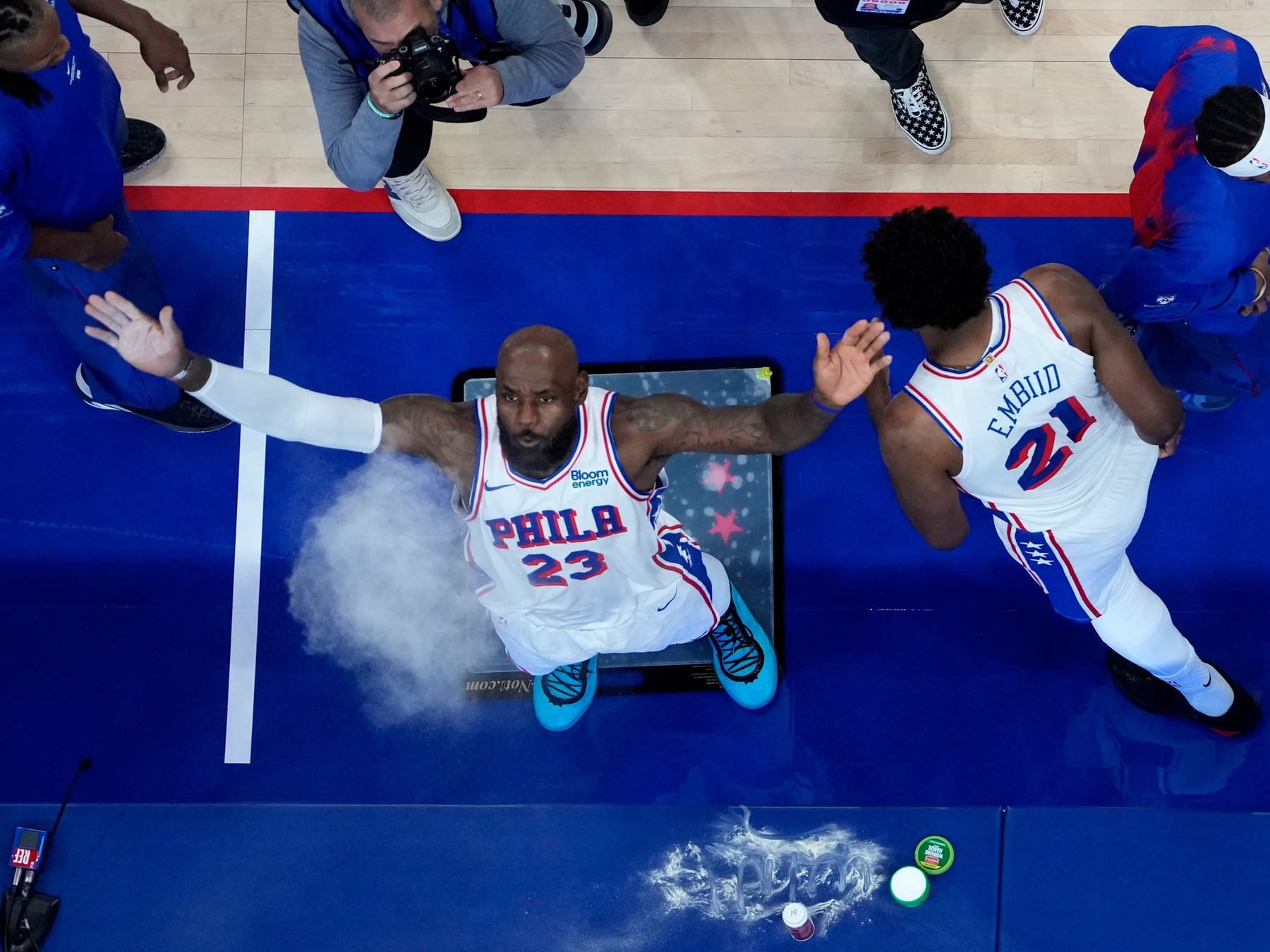 Arrancó la NBA y el Rey ya mudou de camiseta: LeBron debuta en Philly ante los Knicks, los últimos reyes