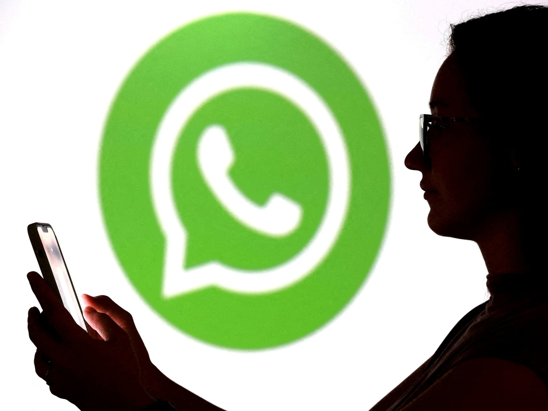 Dejá de mirar el techo y revisá quién está chusmeando tu WhatsApp desde otro lado