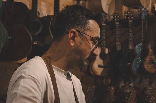 A mano y con paciencia, un luthier neuquino construye el sonido latinoamericano